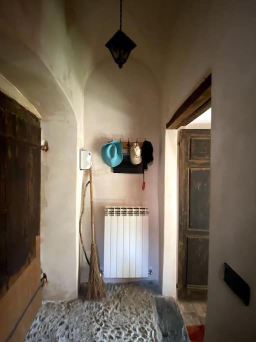 Iconic Italian Townhouse W Rooftop Terrace & Mountain View, פיניה מראה חיצוני תמונה