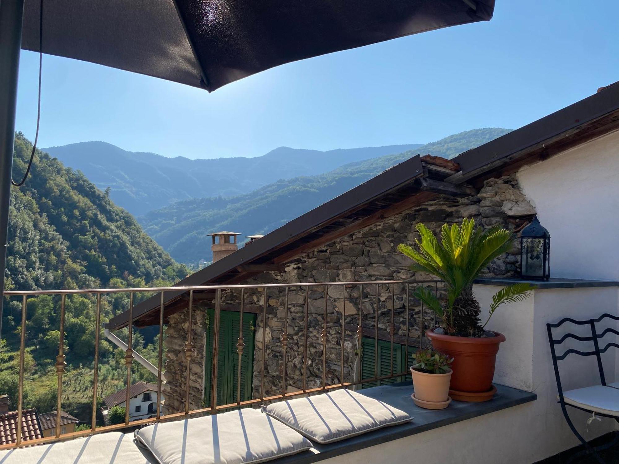 Iconic Italian Townhouse W Rooftop Terrace & Mountain View, פיניה מראה חיצוני תמונה